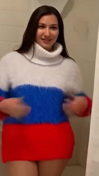 私の55Fレズビアンのルームメイトは、私がたくさんのセーターを着て巨乳を跳ねさせ、彼女のために激しくセックスするサプライズビデオを入手しました