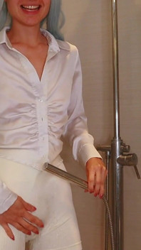 Madrastra moja su blusa y pantalones de yoga en la ducha