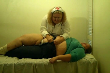 BBW nurse Vicki adventures with friends: Angie föll ner här hon är i examensrummet med sjuksköterska Vicki