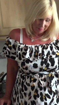 Tantejudys - je rondborstige bbw-vrouw Melody masturbeert met jou in de keuken