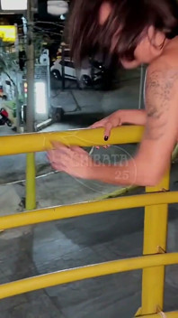Šukat tu zlobivou malou couru na mostě s mým obrovským 30cm penisem