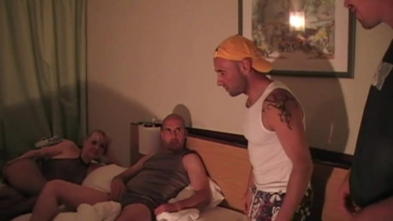 BiFantasy: Sex party bisexuel nella camera d'albergo a Parigi