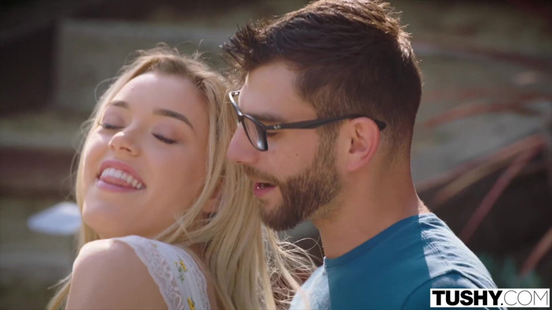 Tushy: Prdelatá festivalová holka chce jen šukat do zadku