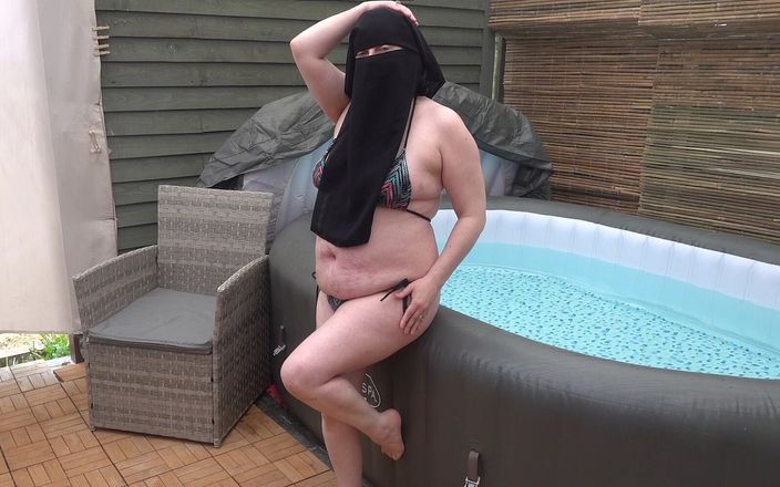 Horny vixen: Sexy ehefrau mit dicken brüsten strippt in niqab und string-bikini