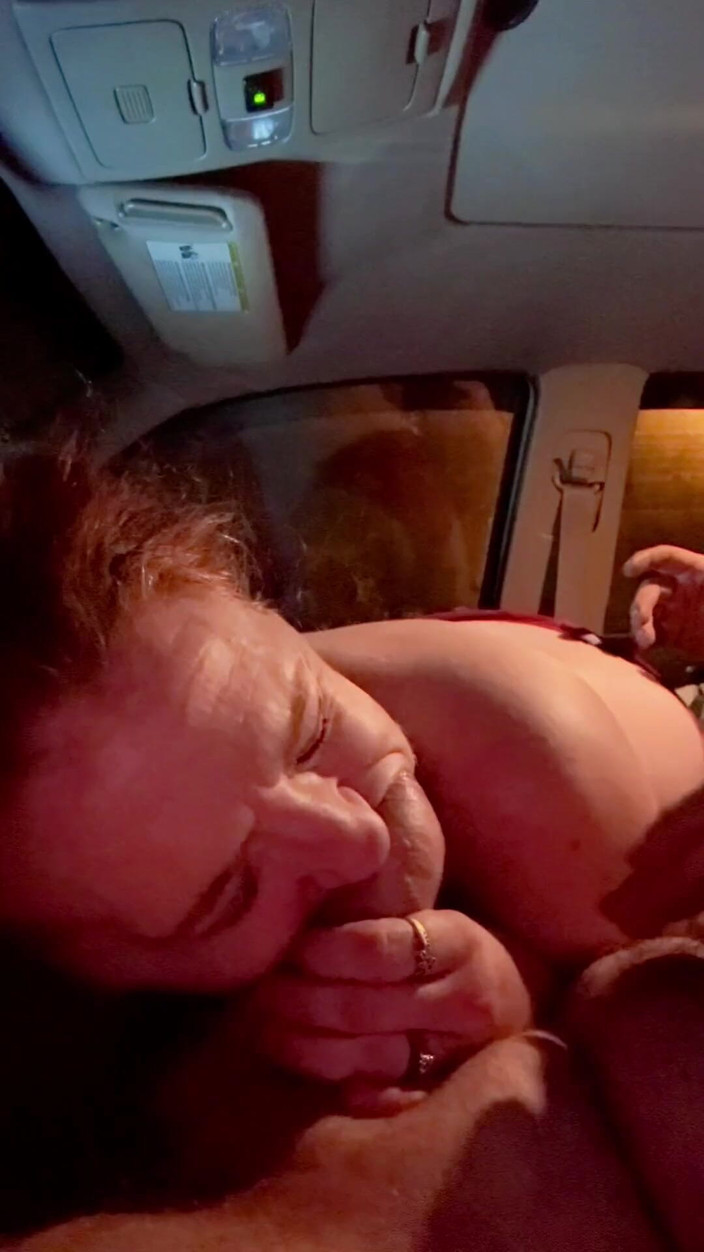 Chester Van Name: Moje sousedská zrzavá manželka se vyplížila v noci k mému...