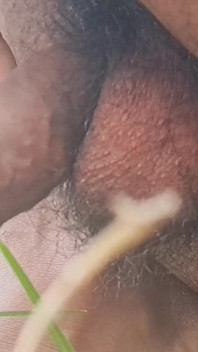 Indiano quente garoto mijando de seu pau grande na selva