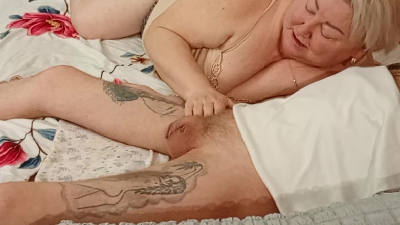 Zona901: Stiefmutter gibt tiefen blowjob und schluckt sperma