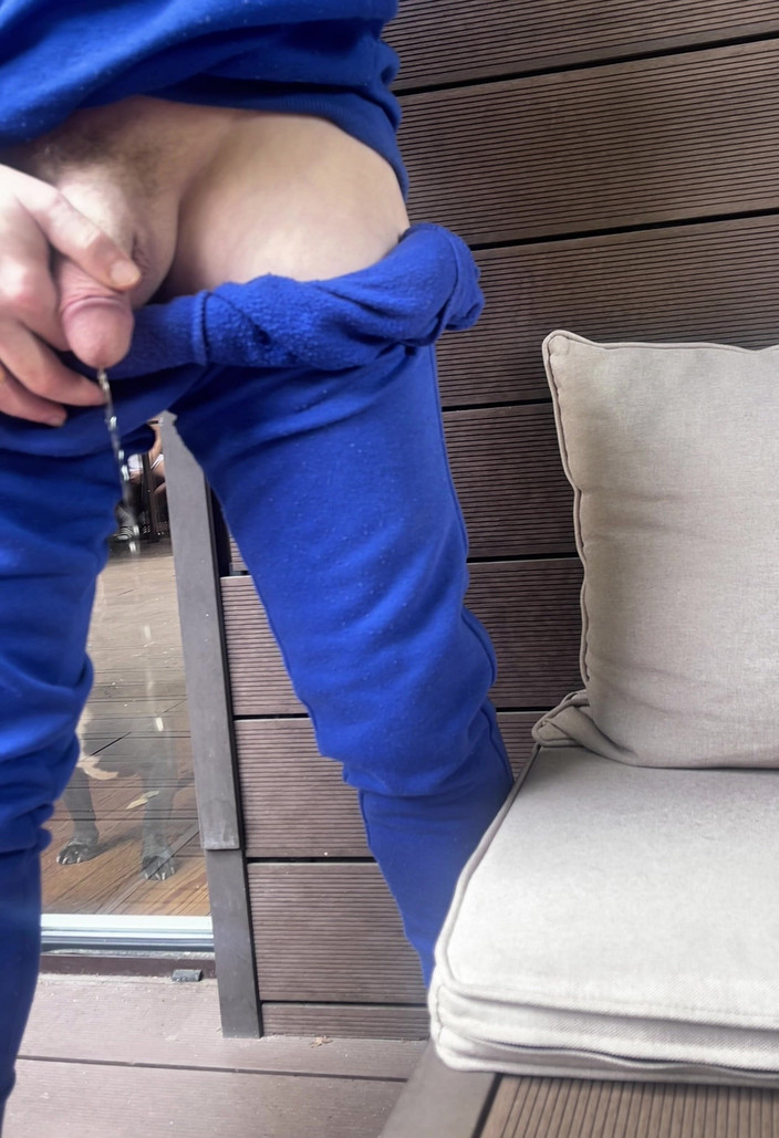 AmateurBoysPissing: Ragazzo amatoriale piscia in un bicchiere davanti alla sua coinquilina