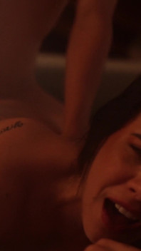 Sexy milfka je překvapena obrovským monstrózním ptákem její nové sousedky a polyká to hluboko!