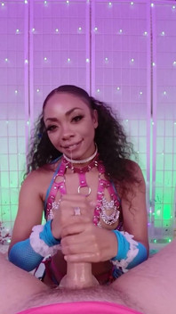 Gagică sexy negresă Cali Caliente face sex oral adânc în gât cu pulă mare, vedere la persoana 1