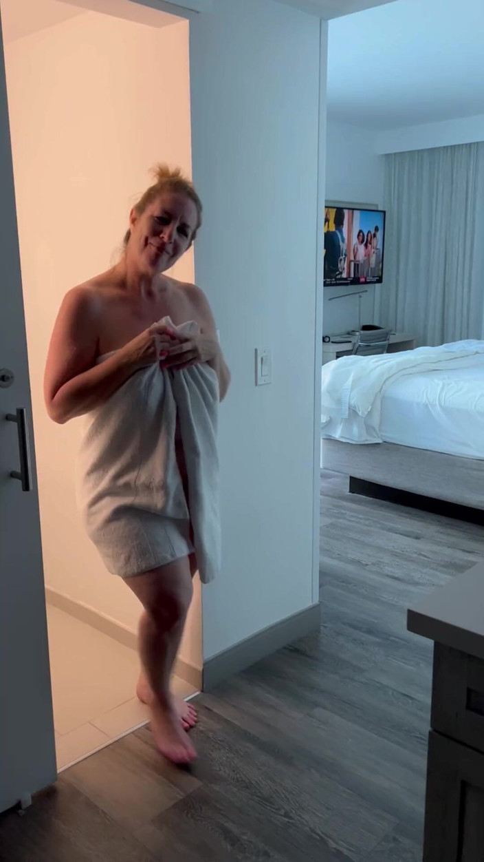 Danni Jones: Danni Jones le da a su conductor del aeropuerto una...