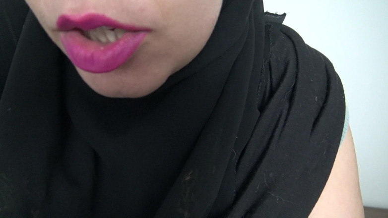 Souzan Halabi: 巨乳と毛深い猫を持つアラブのブルネット