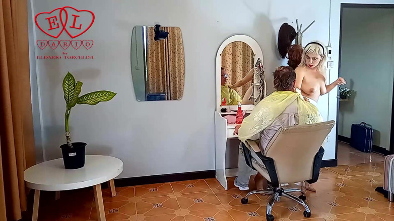 Strange stepfamily: Kedai gunting rambut bogel. Pendandan rambut wanita bogel dalam apron....