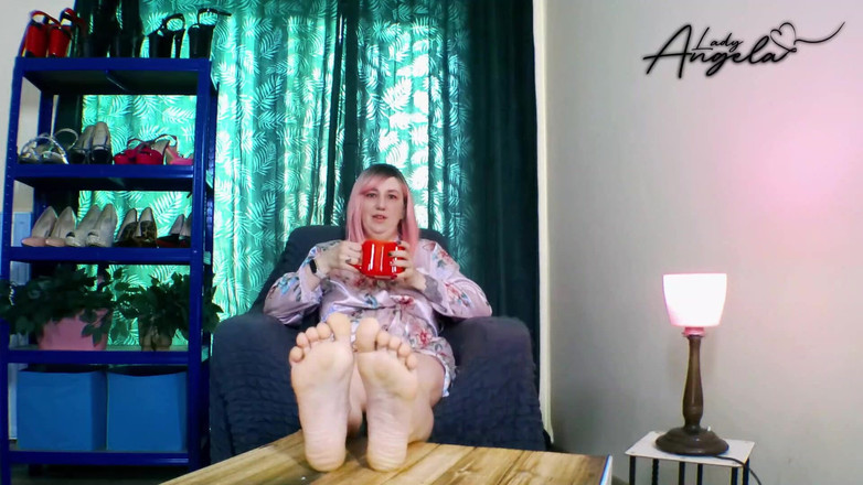 Lady_Angela: Envie de dessous de pieds - lady Angela Nakes te renifle...