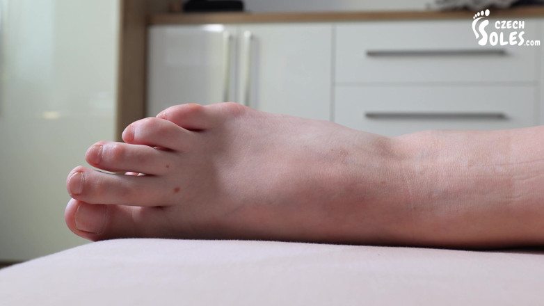 Czech Soles - foot fetish content: VELKÁ a barevná chodidla v posteli