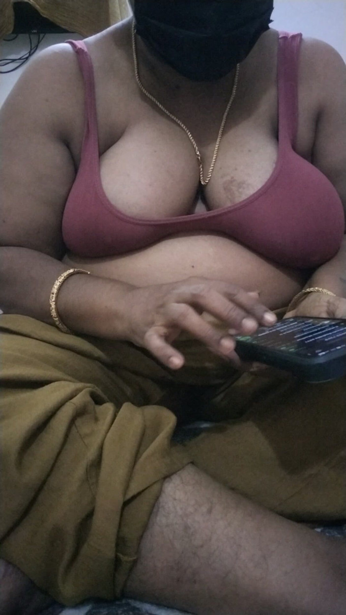 Priya aunty: Vuile praat op bed