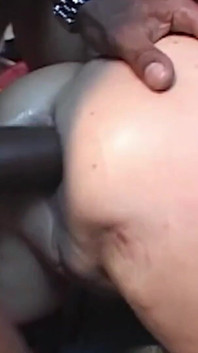 Eine ganze bande starker schwarzer typen umgibt eine brünette MILf und fickt sie roh