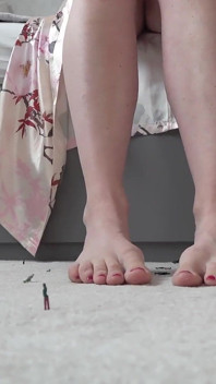 Barefoot Giantess