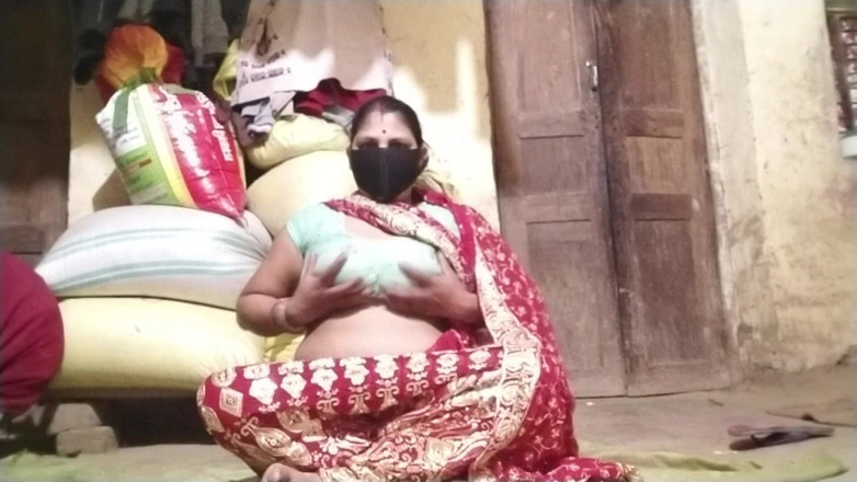 Desi_bhabhi121: Une Bhabh Sexy Se Doigte La Chatte, Presse À Seins Nus