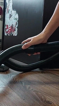 Seksi evli kadın evde çıplak ev işleri yapıyor