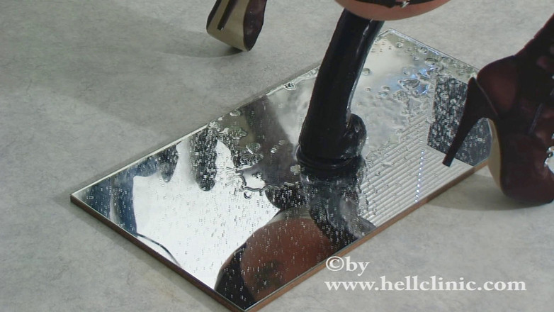 Rubber & Clinic Studio - 1ATOYS: Kinky masturbatie over de spiegel