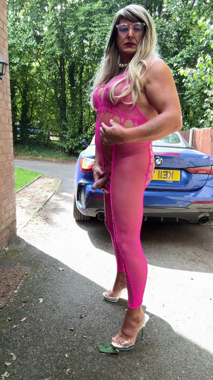 Kellycd2022: La sexy travestita kellycd2022 in tuta a rete rosa e...