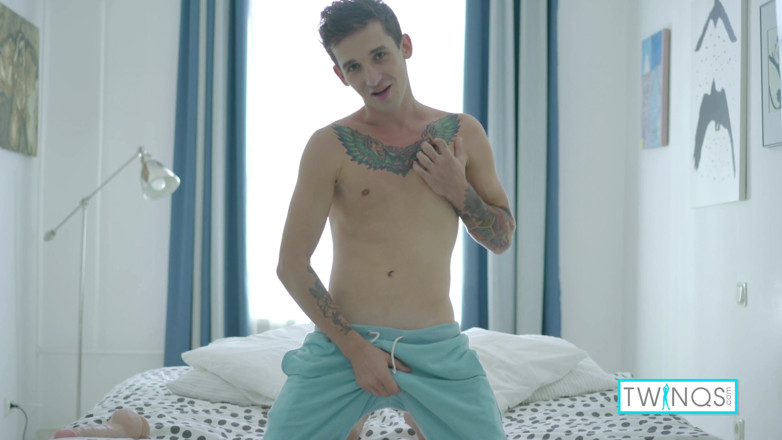 Twin Qs: Hung inked boy Noah rides a huge dildo and barebacks...