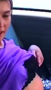 뒷좌석 모험에서 보지를 뚝뚝 떨어지는 발정난 갈색 머리 밀프 손가락