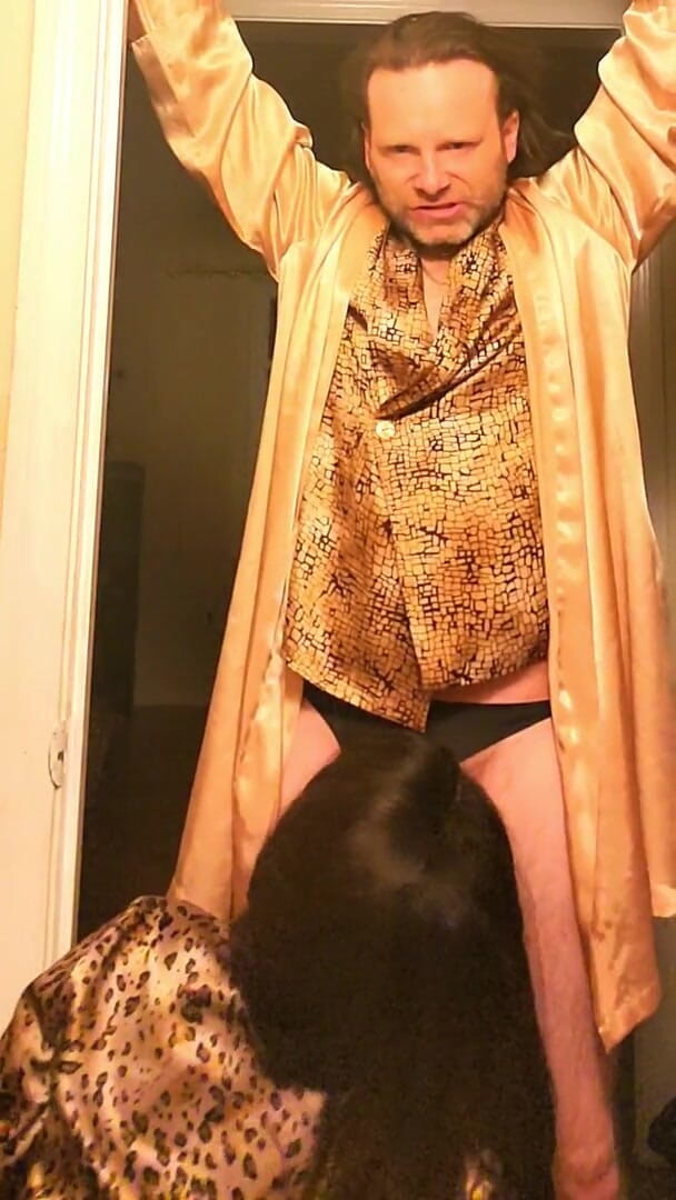 Satin Fetish King: chamakdaar sone kaamuk saatan jhatka aur kaale baal vaali paripakv...