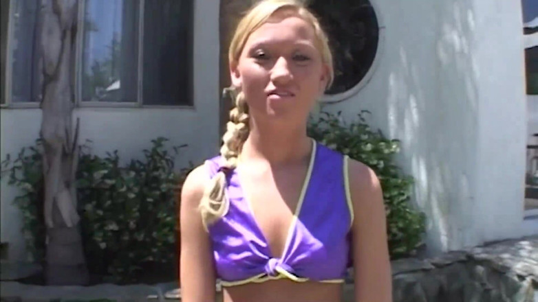 Get Your Fix: Ciasna blondynka Snatch zostaje rozciągnięta przez Hung Guy