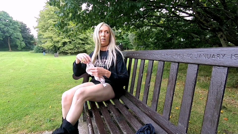 The Midnight Minx: Crossdresser joue avec un gode dans la nature