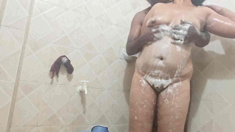 Sexy sindu: Cewek seksi sindu lagi asik mandi bareng pacarnya