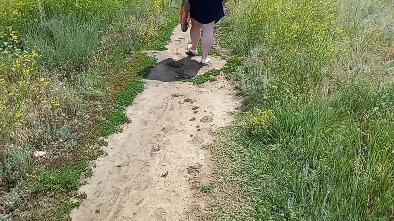 Zona901: O femeie grasă se plimbă prin parc își arată curul și se...