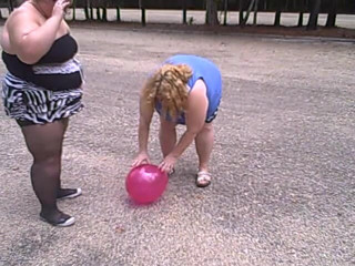 BBW nurse Vicki adventures with friends: BBW-mädels spielen volleyball mit ballons