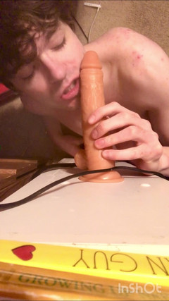 Niko Springs: Twink hladová po ptákovi polyká velké dildo
