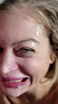 La sua prima gangbang estrema con bukkake