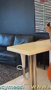 Dominerande älskarinna Bic kuk verbal förödmjukad spottar sin slav bakom scenen