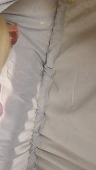 Erstaunlich schöne heißeste blondine hat ein Zelt mit einem gloryhole und während sie ihren tee genießt, mag sie es, sperma auf ihren beinen zu haben