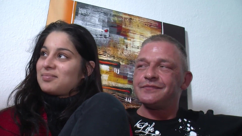 Swinger Friends Germany: Fată dulce tânără turcă în fața camerei pentru prima dată