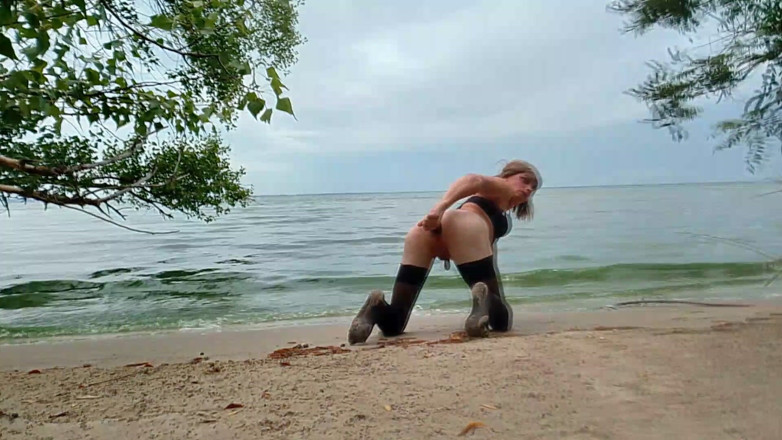MilaFemboyUA: Băiatul Adoptă O Poziție Superbă În Natură, Surprinzându-i Șoldurile