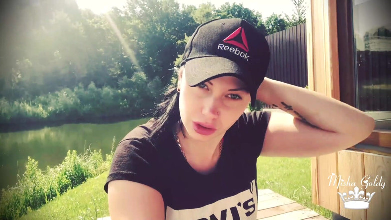 Goddess Misha Goldy: Bebek wajah di luar ruangan, membuat bibirku jauh lebih besar!