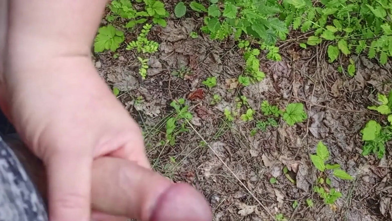 Zona901: Un prieten îmi suge pula într-un parc și înghite spermă