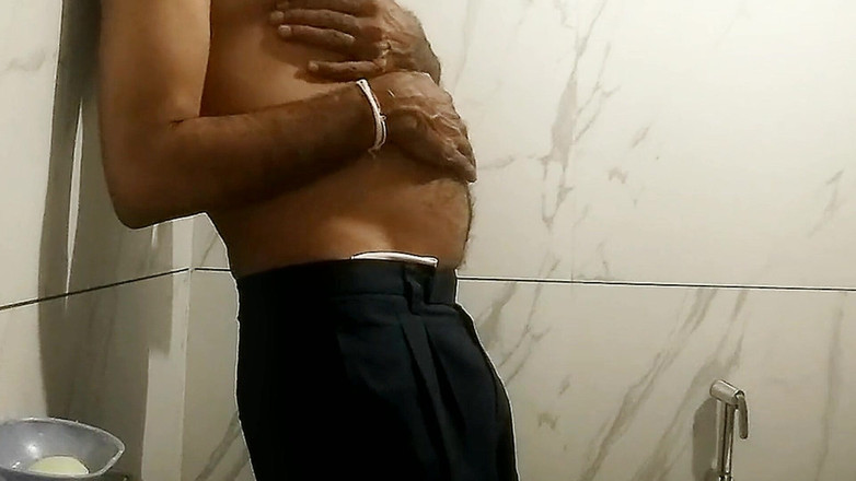 Meplayvid: Melancap perlahan di bilik air