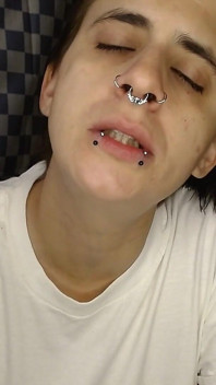 大声的crisy Burping