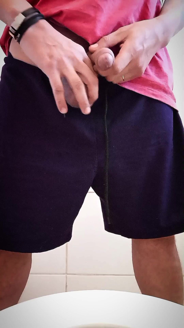 Feets Macho Latino: Ich lasse meinen Schwanz ab und lasse eine Menge Saft...