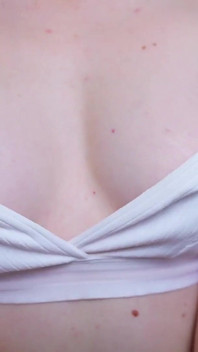 Petits seins et tétons jouent