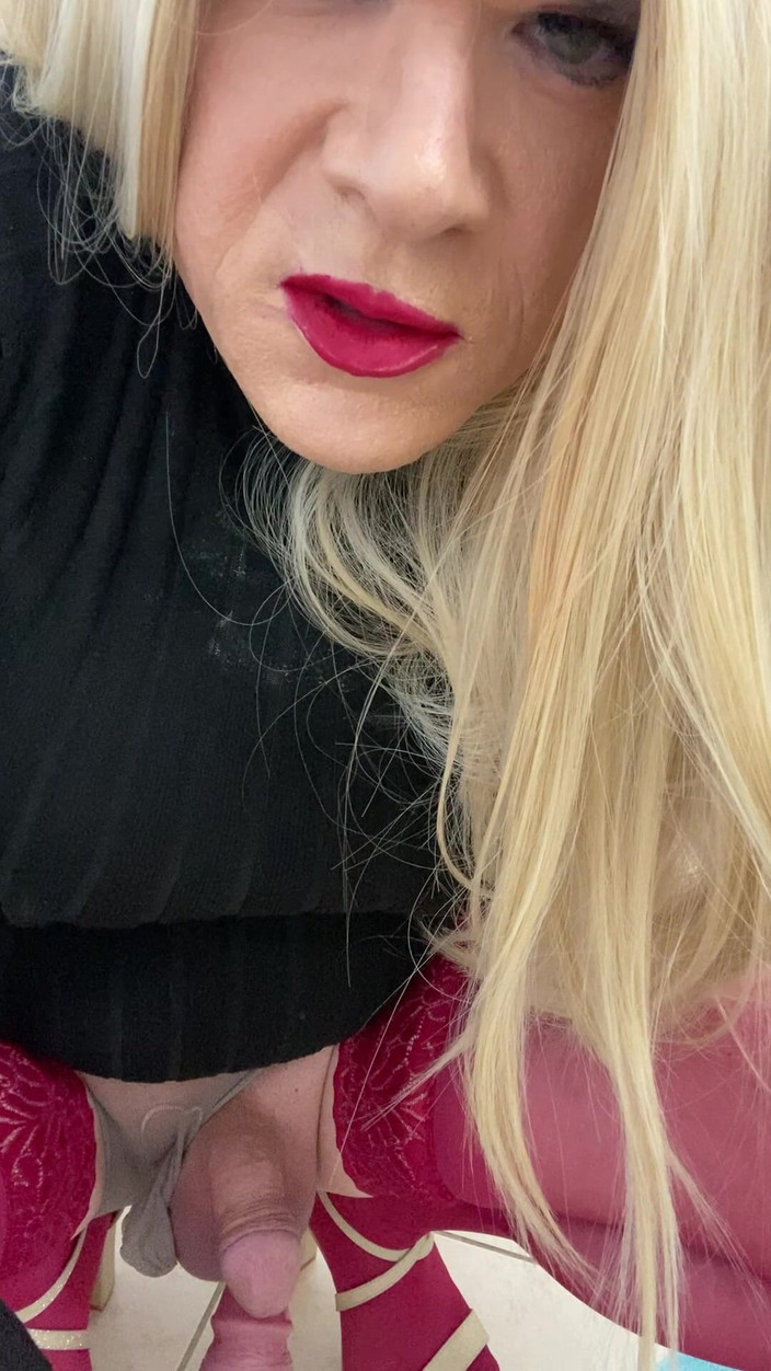 MadisonCD2025: 欲火中烧的娘娘腔变性人几乎射在鸡巴上，然后和他的熟女继母谈论吸吮鸡巴