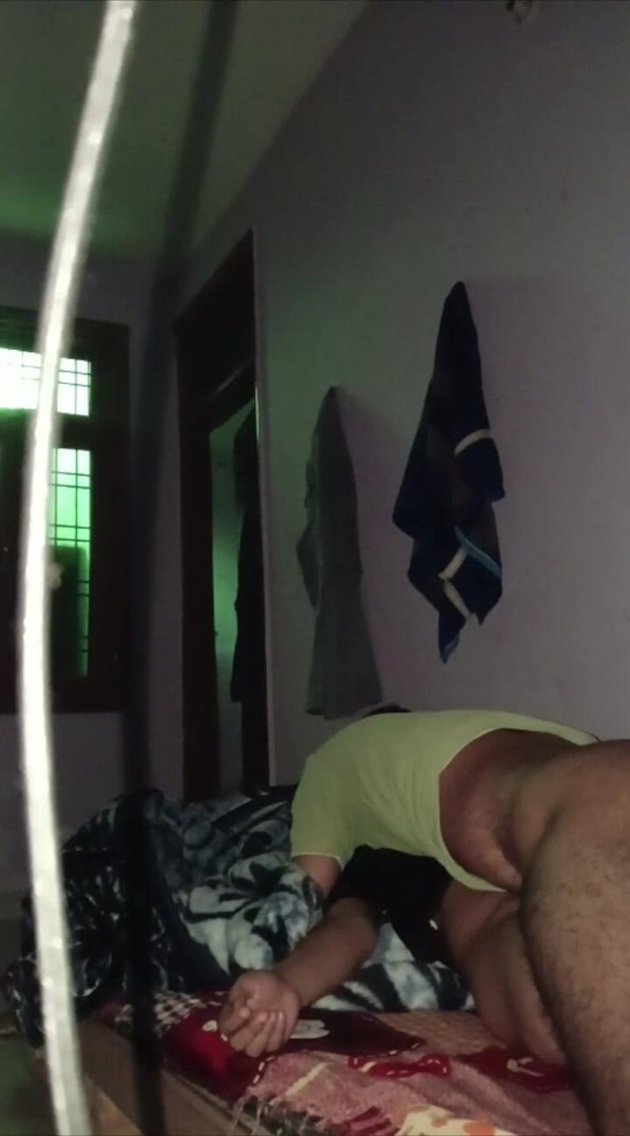 Rishi: Nechci nájem, jen uhasím žízeň mé kundičky, toužím po tom dlouho,...