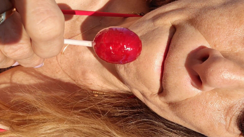 Melissa Johnson: Melissa Johnson sahilde cherry lolipop emiyor ve yalıyor