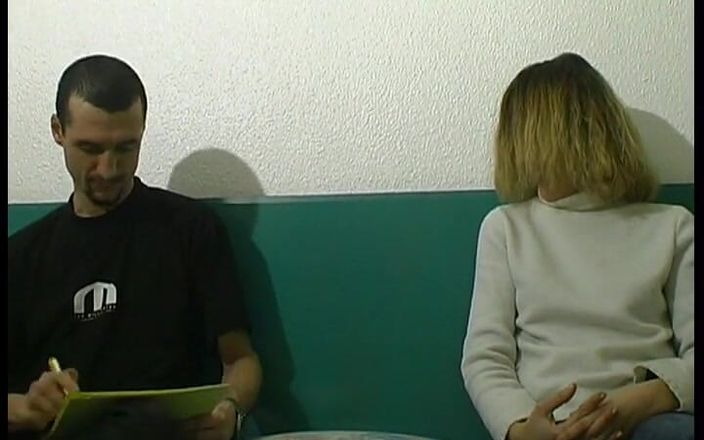 La France a Poil: ブロンドで世間知らずのジェニファーは、初めてのビデオを撮影するためにホテルでの打ち合わせをしてくれた。